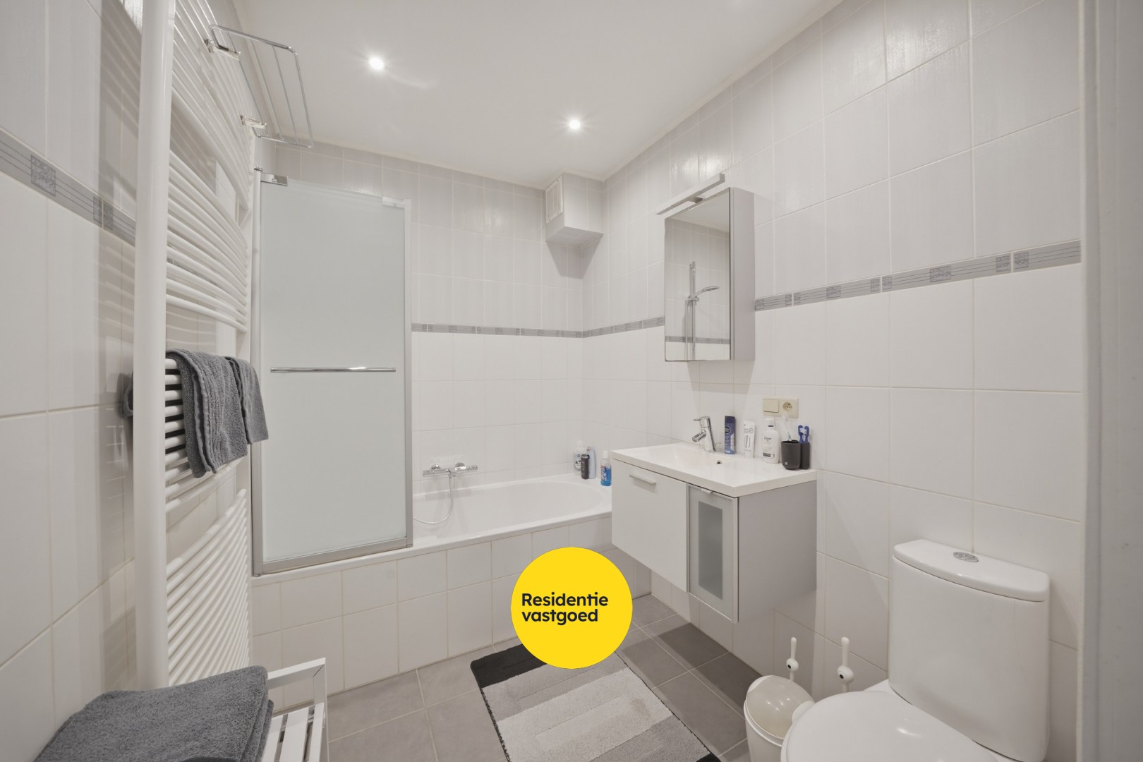 Ruime bel-étage woning met tuin en garage op rustige ligging te Bredene 