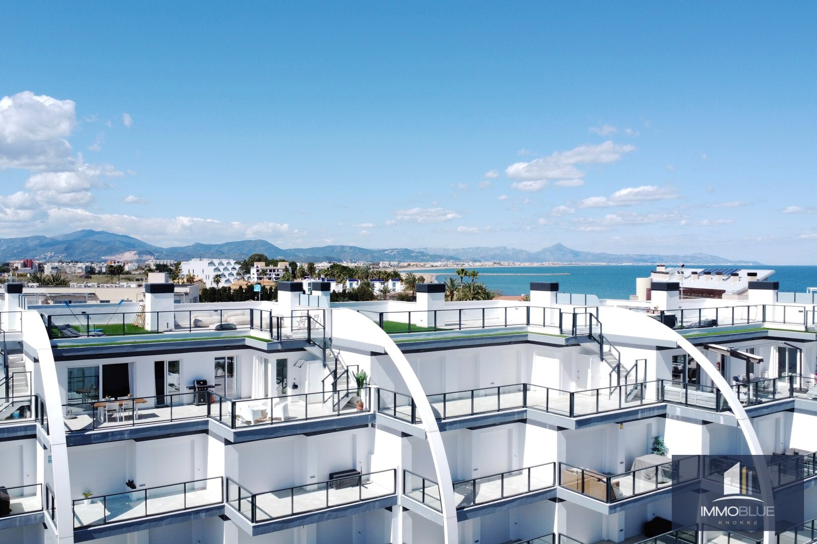 penthouse de luxe avec vue panoramique sur la mer et terrasses très spacieuses 