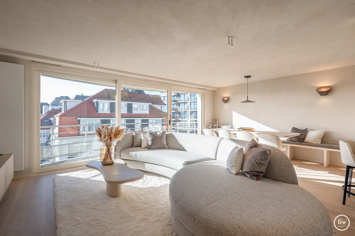 Uitzonderlijk luxueus gerenoveerd appartement met open zicht over de villa's alsook zijdelings zeezicht.