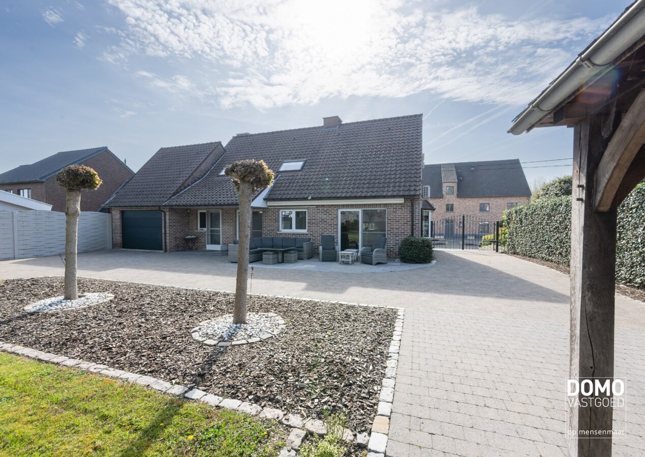 Karaktervolle en ruime gezinswoning in pastorij-/fermettestijl met prachtige tuin en 4 slaapkamers in het groene Kortessem 