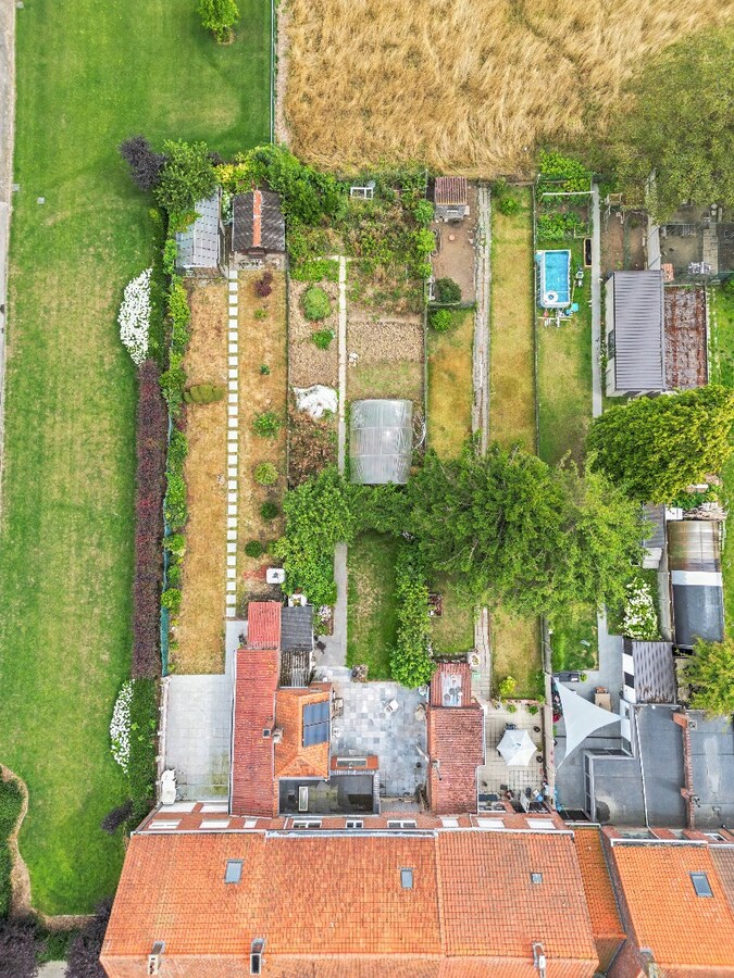 Verrassend ruime gezinswoning met garage op ruim perceel van 530m² 