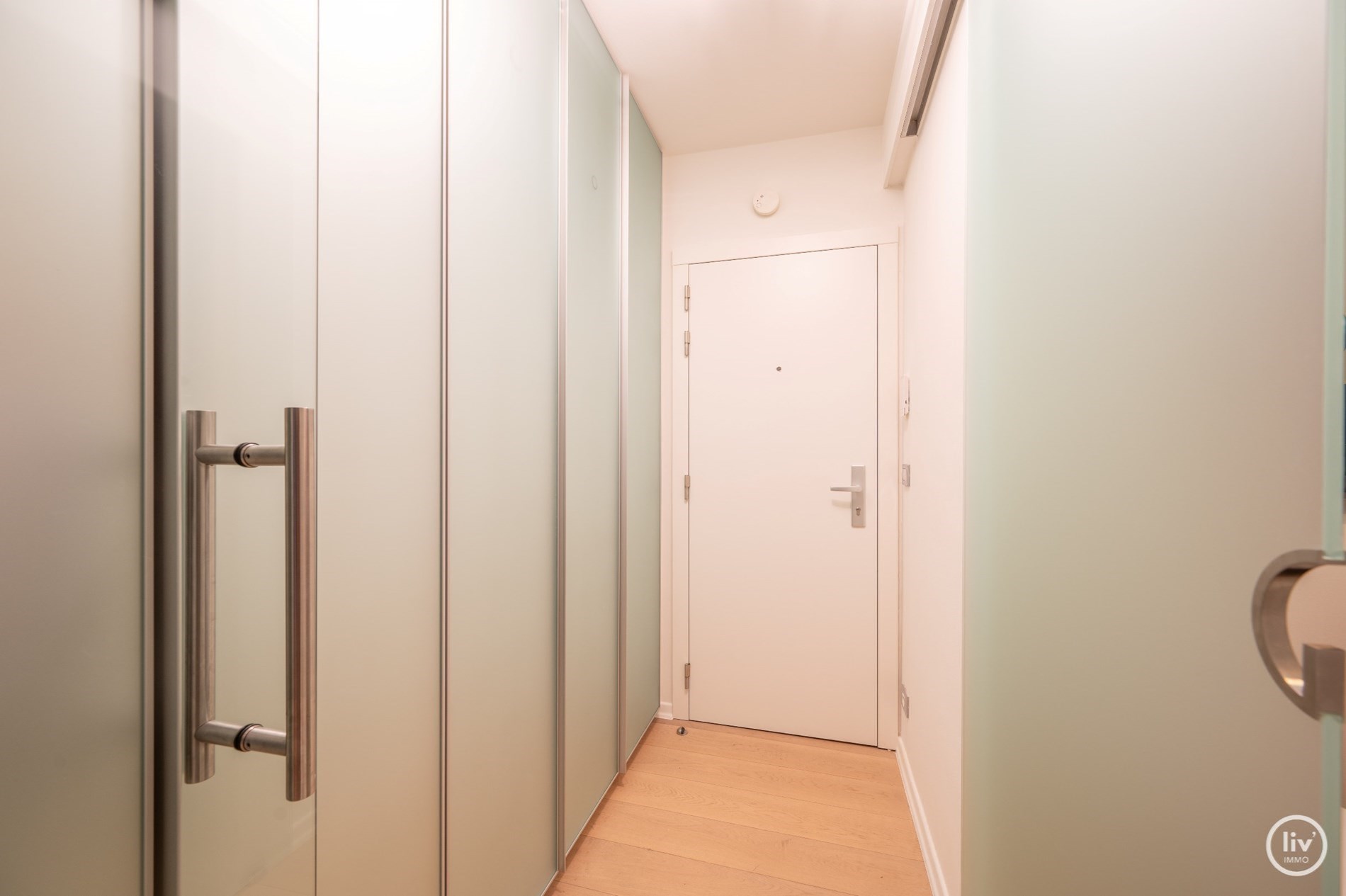 Beau studio bien aménagé, situé dans l'avenue Lippens à quelques pas de la digue avec terrasse. 