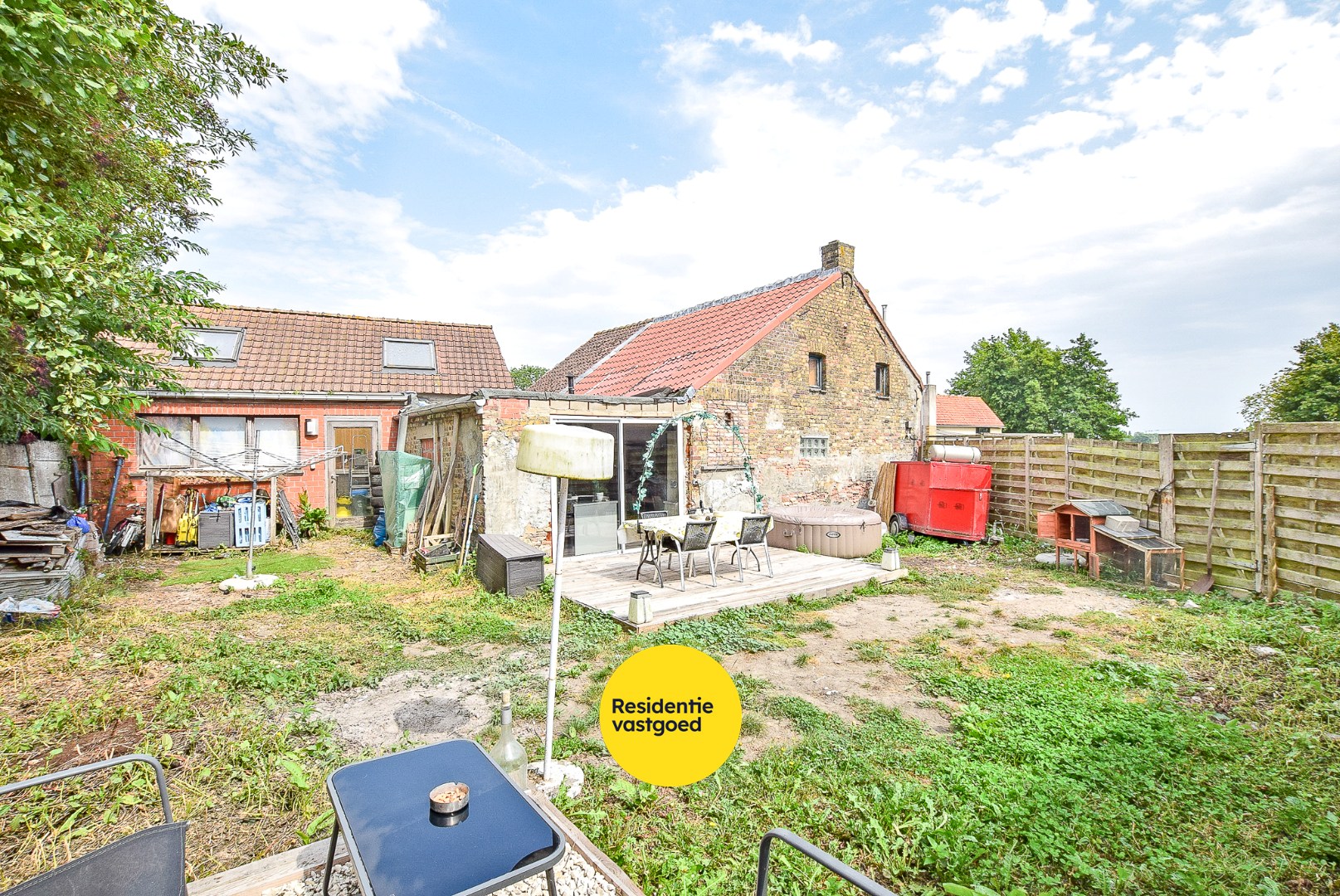 Te renoveren woning met 4 slaapkamers, bureau en zongerichte tuin in Alveringem 