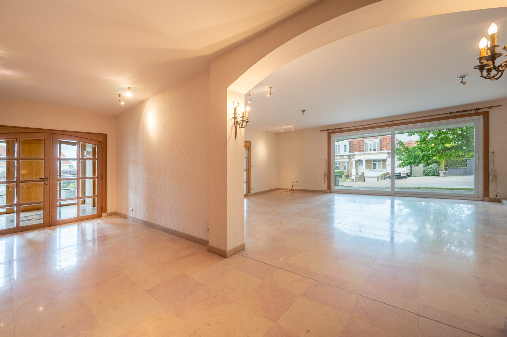 Ontdek deze karaktervolle villa, rustig gelegen in het gegeerde Duinbergen, op wandelafstand van het strand (incl. zeer ruime dubbele inpandige garage) 
