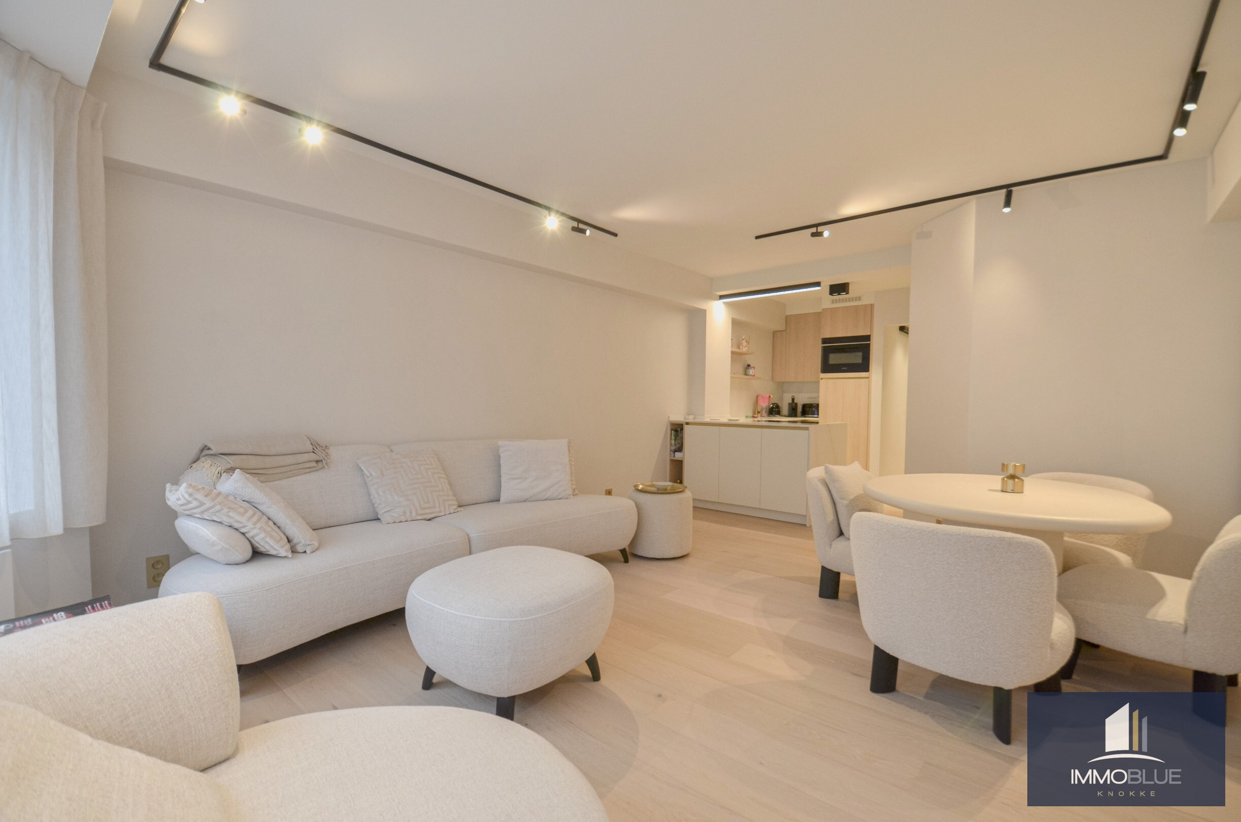 Appartement élégant entièrement rénové, à distance de marche de la mer et du centre commercial. 