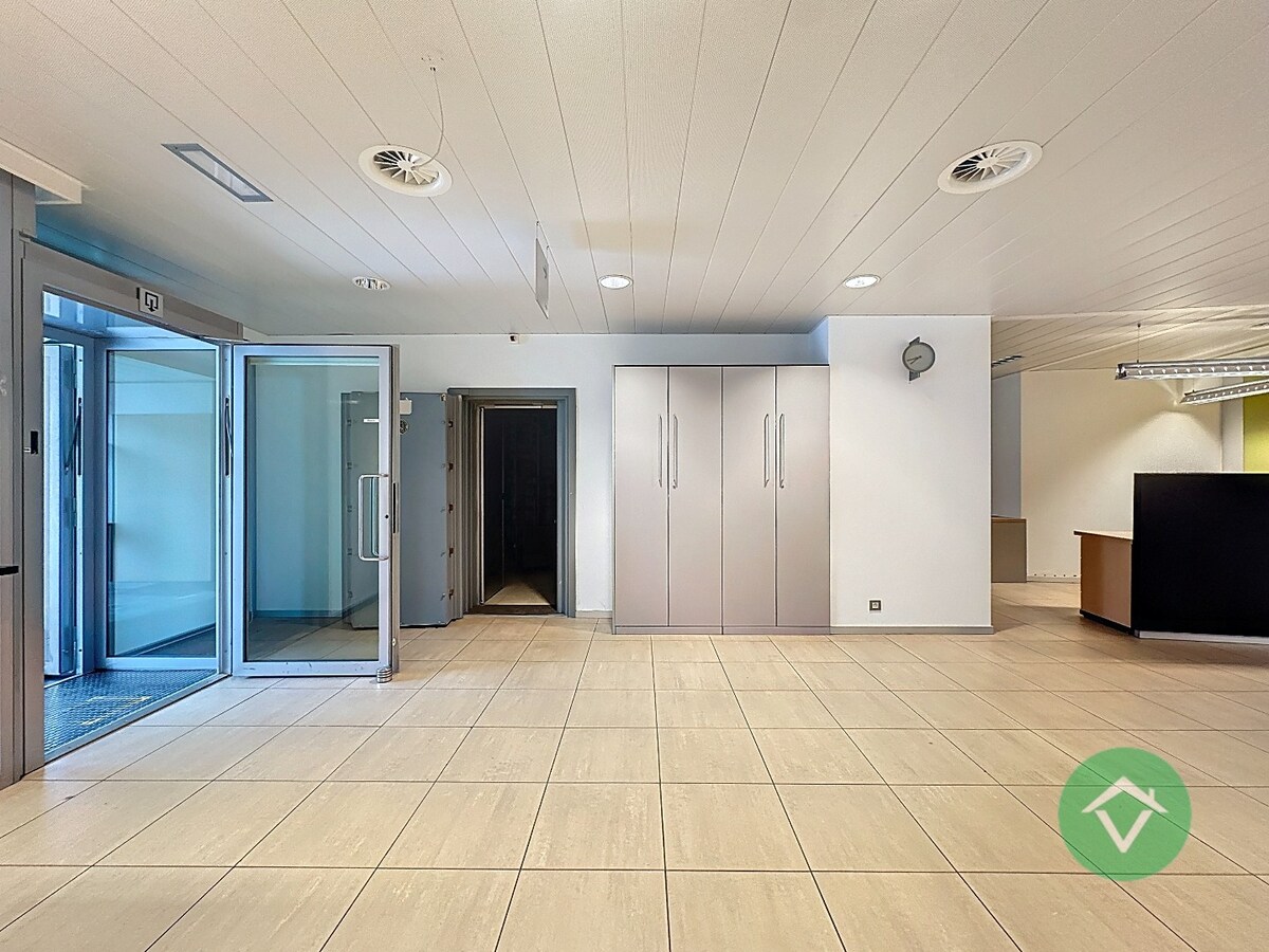 Commerciële toplocatie in Vleteren met burelen, vergaderruimtes en parking 