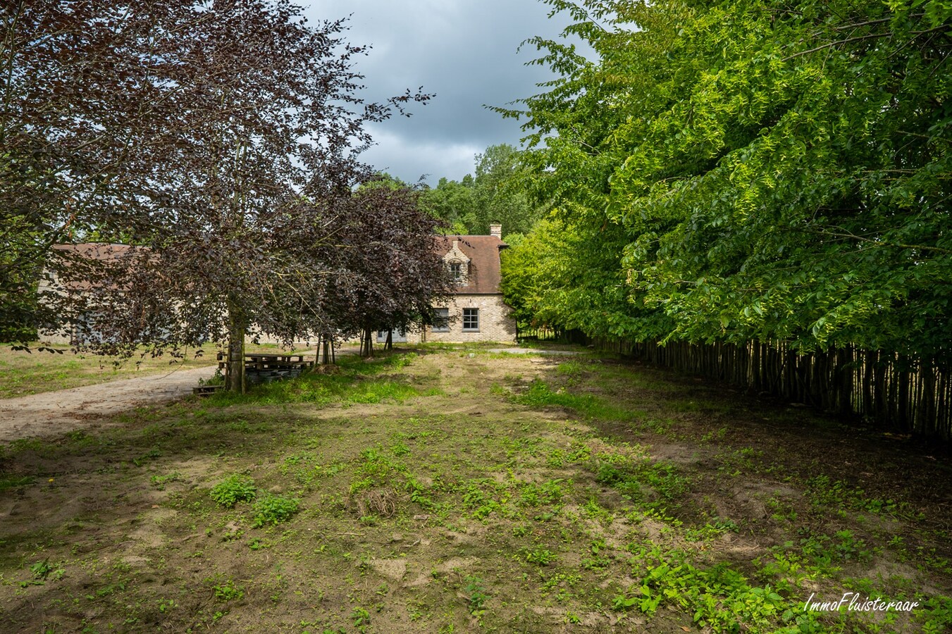 Hoogwaardige ruwbouwvilla met bijgebouw en weide 