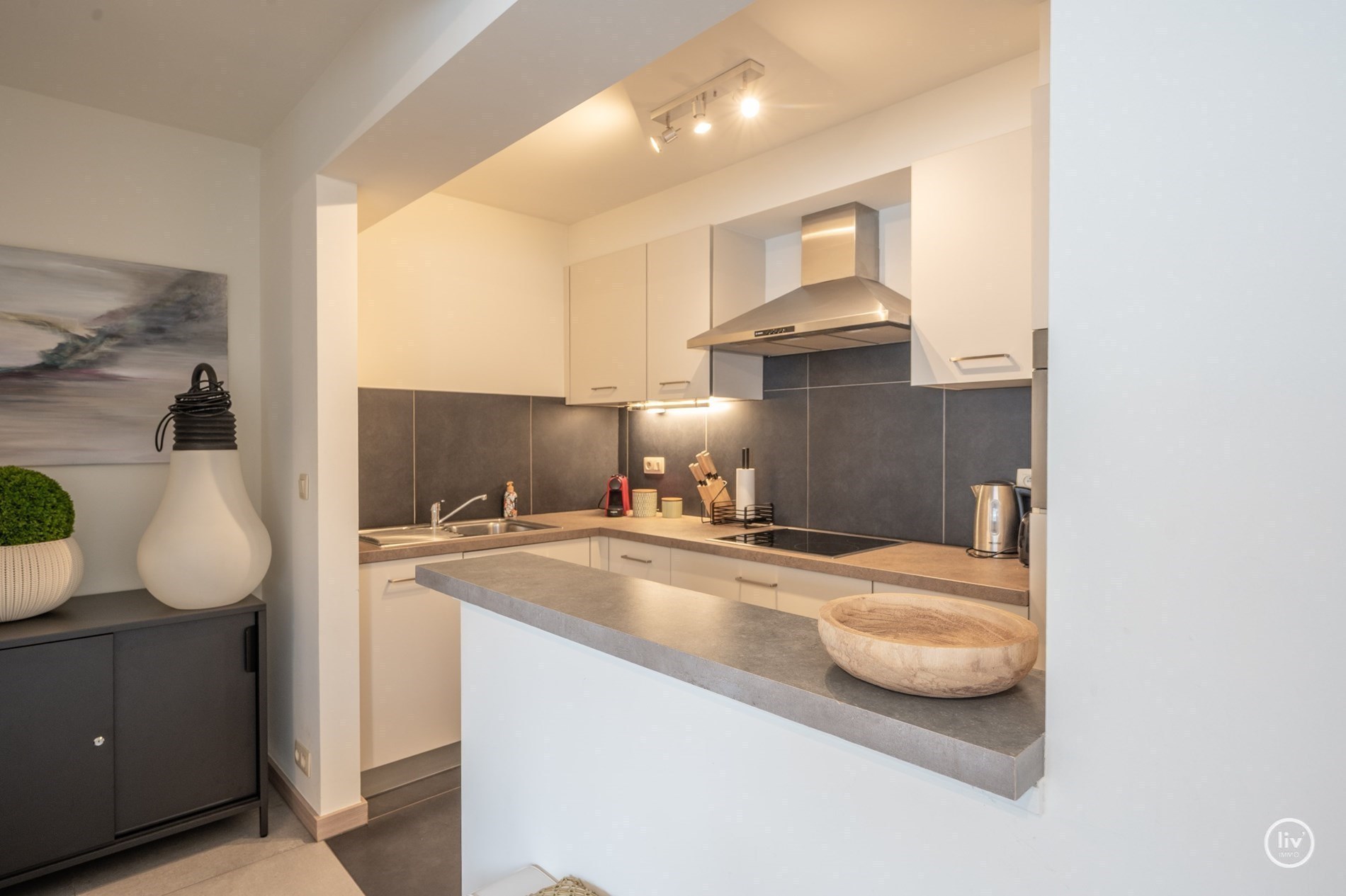 Instapklaar app.met 2 slaapkamer te Centrum Knokke, mogelijkheid tot aankoop van garage in het gebouw. 