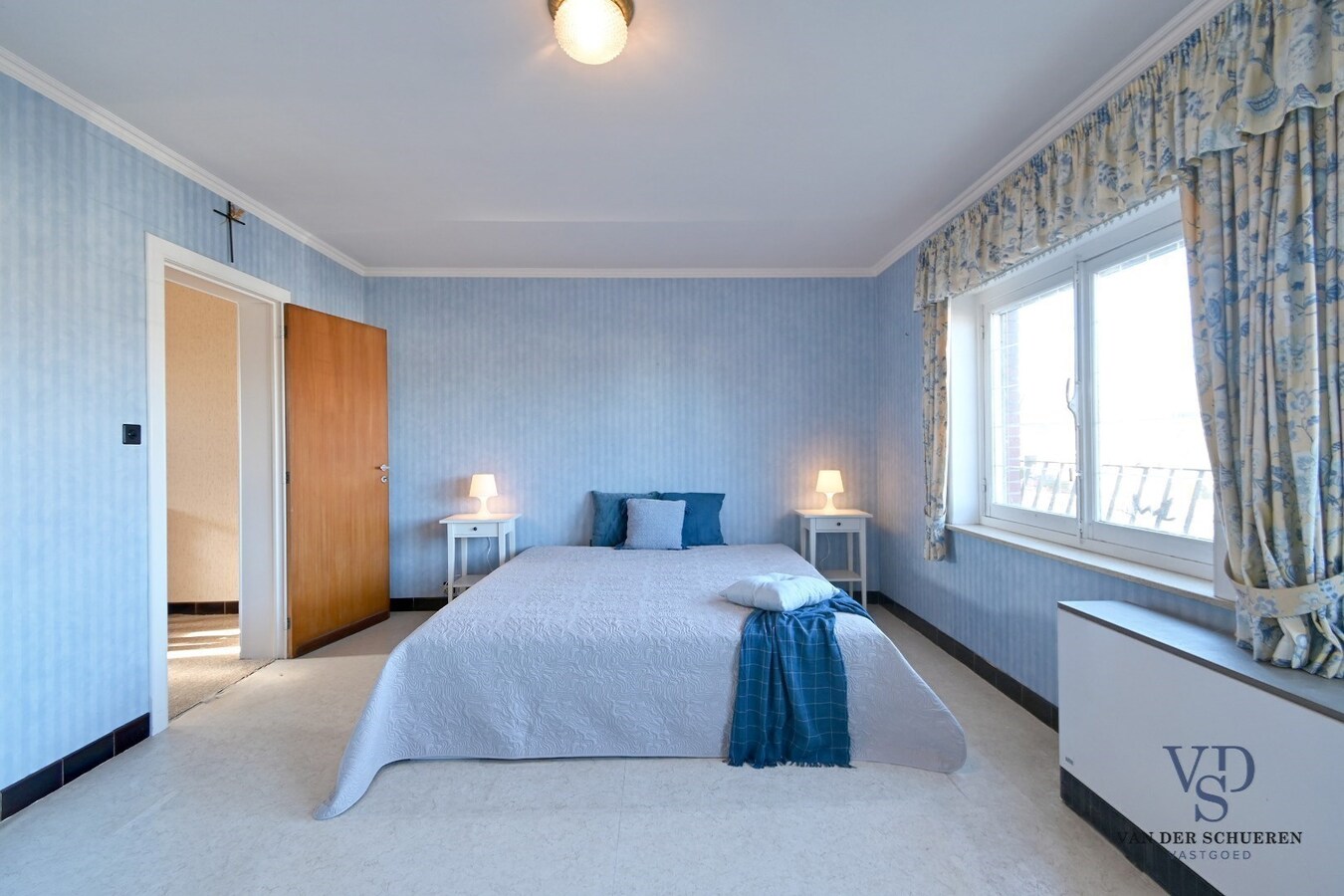 Degelijke, ruime woning (op te frissen). 