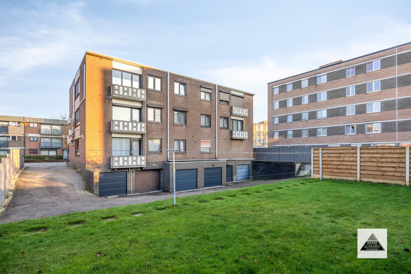 Handelsruimte 87 m² met opslag 64 m² en inpandige garage. 