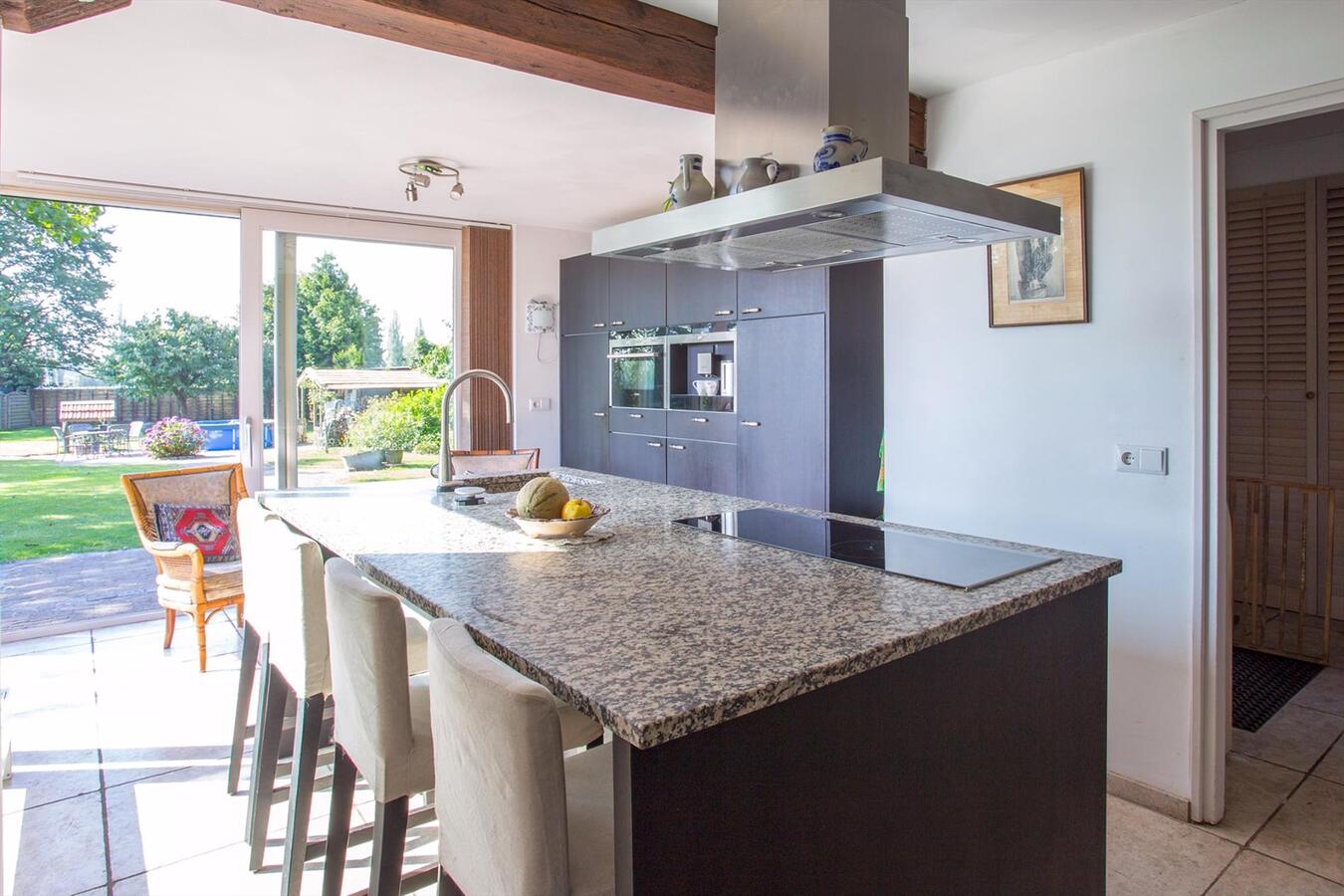 Gemoderniseerd vrijstaand landhuis met veel authentieke elementen en met riet afdekte kap, op een perceel van 1383 m2 grond aan de Heijerstraat 15 te Westerhoven. 