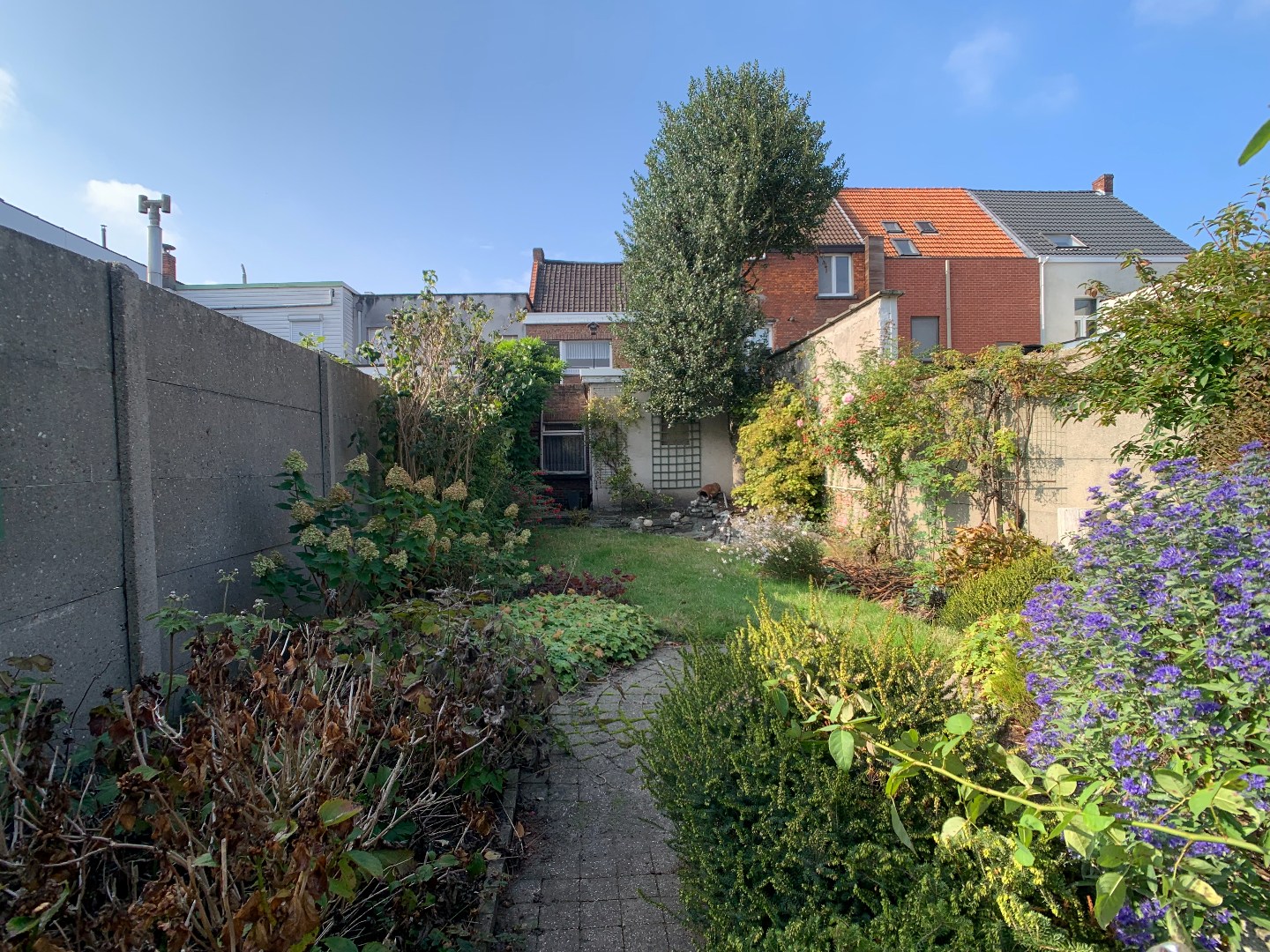 Te renoveren woning met groot potentieel in hartje Merksem! 