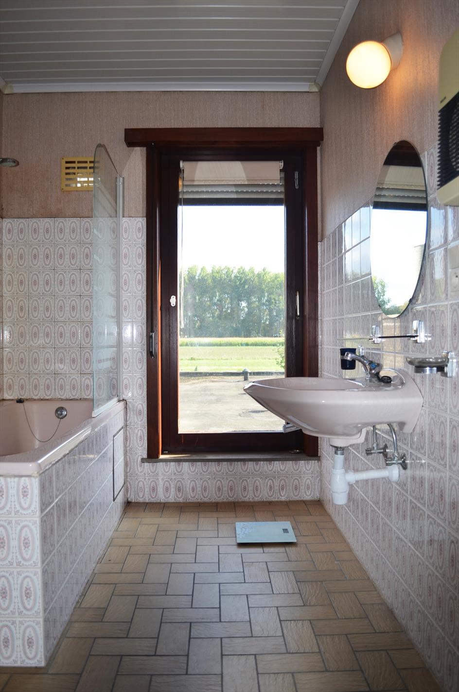 Te renoveren gezinswoning met 3 slpks, garage en tuin rustig gelegen te Bassevelde 