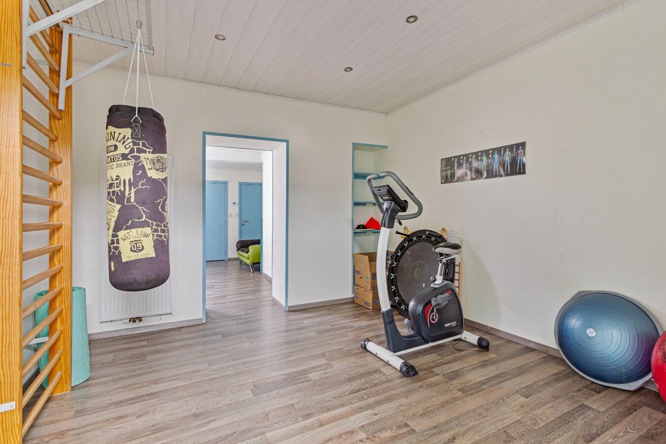 Instapklare ruime woning met praktijkruimte 