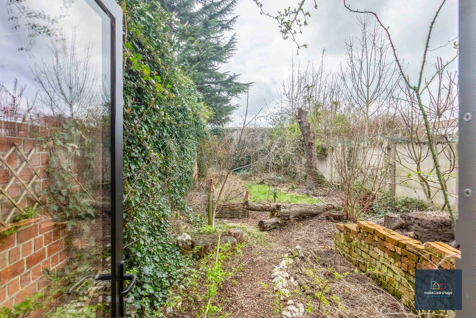 Woning met 3 slaapkamers en verrassende tuin met bijgebouwen 