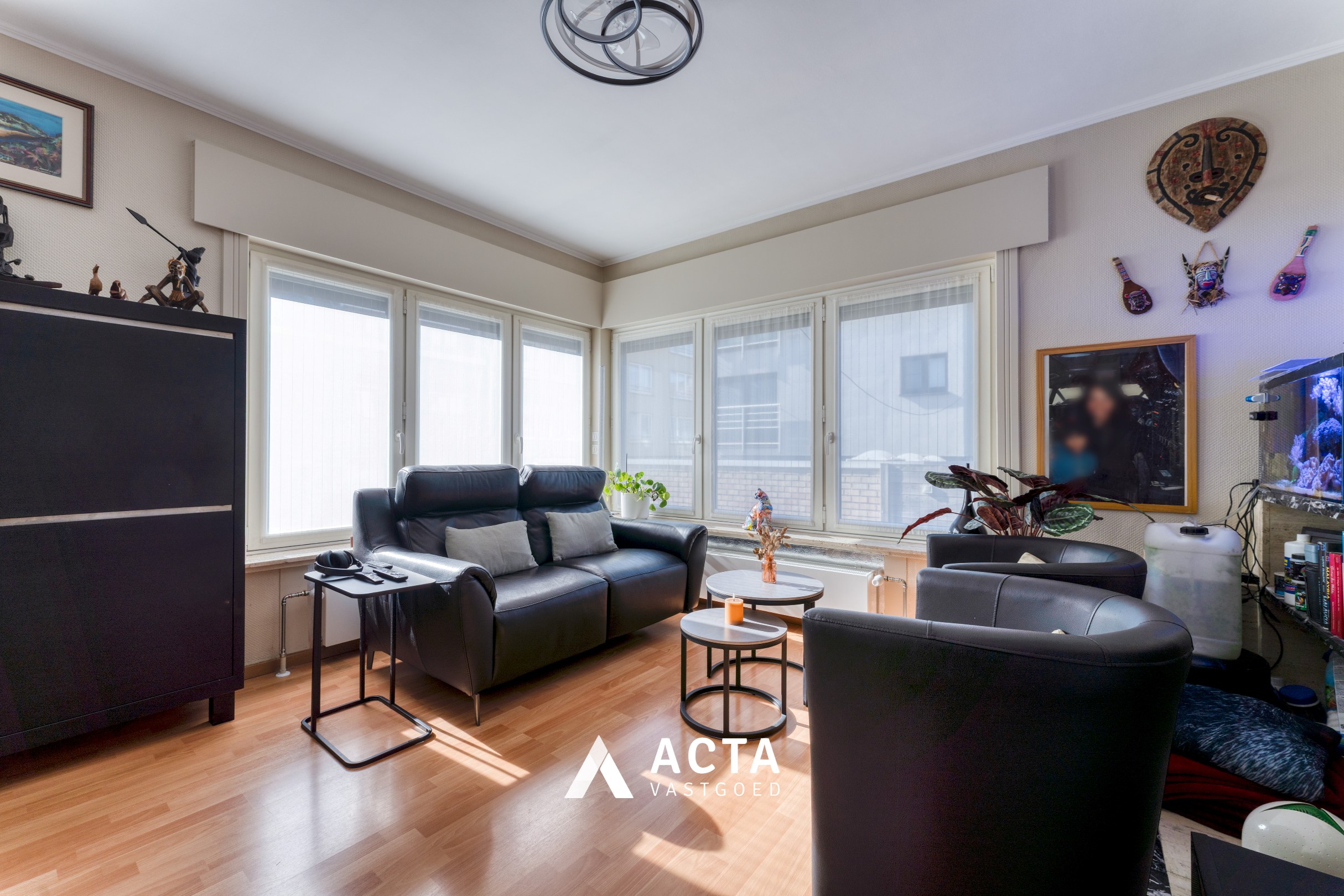 Halfopen bebouwing met vier slaapkamers en dubbele garage in Mariakerke 