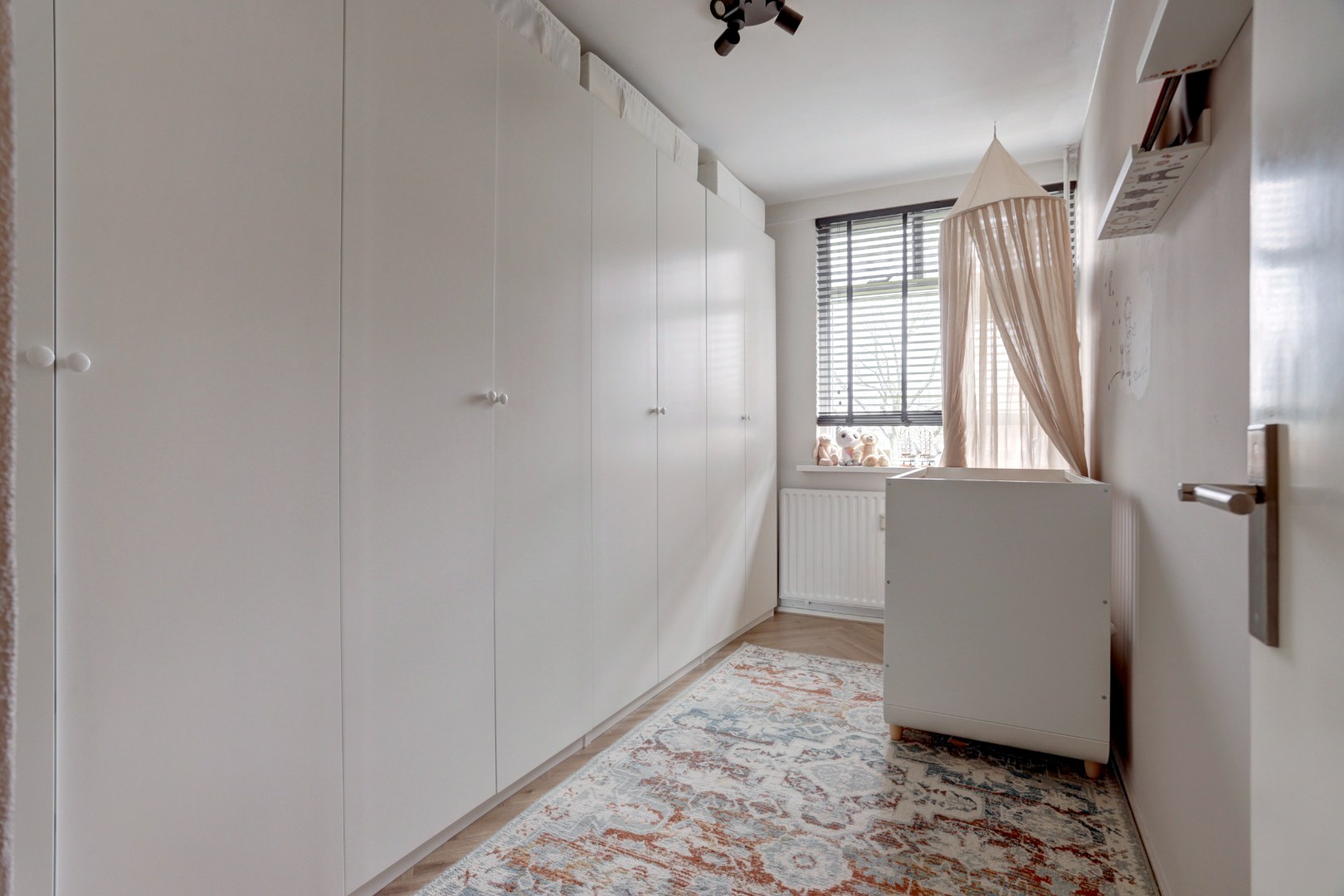 Instapklaar 3(voorheen 4) kamer appartement met royale living en moderne keuken, 2 slaapkamers en berging in de onderbouw. 