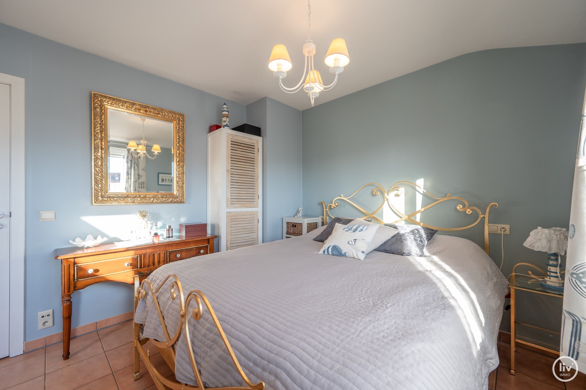 Ruim appartement met 3 slaapkamers en 2 badkamers in Knokke met open zicht in de straat. 