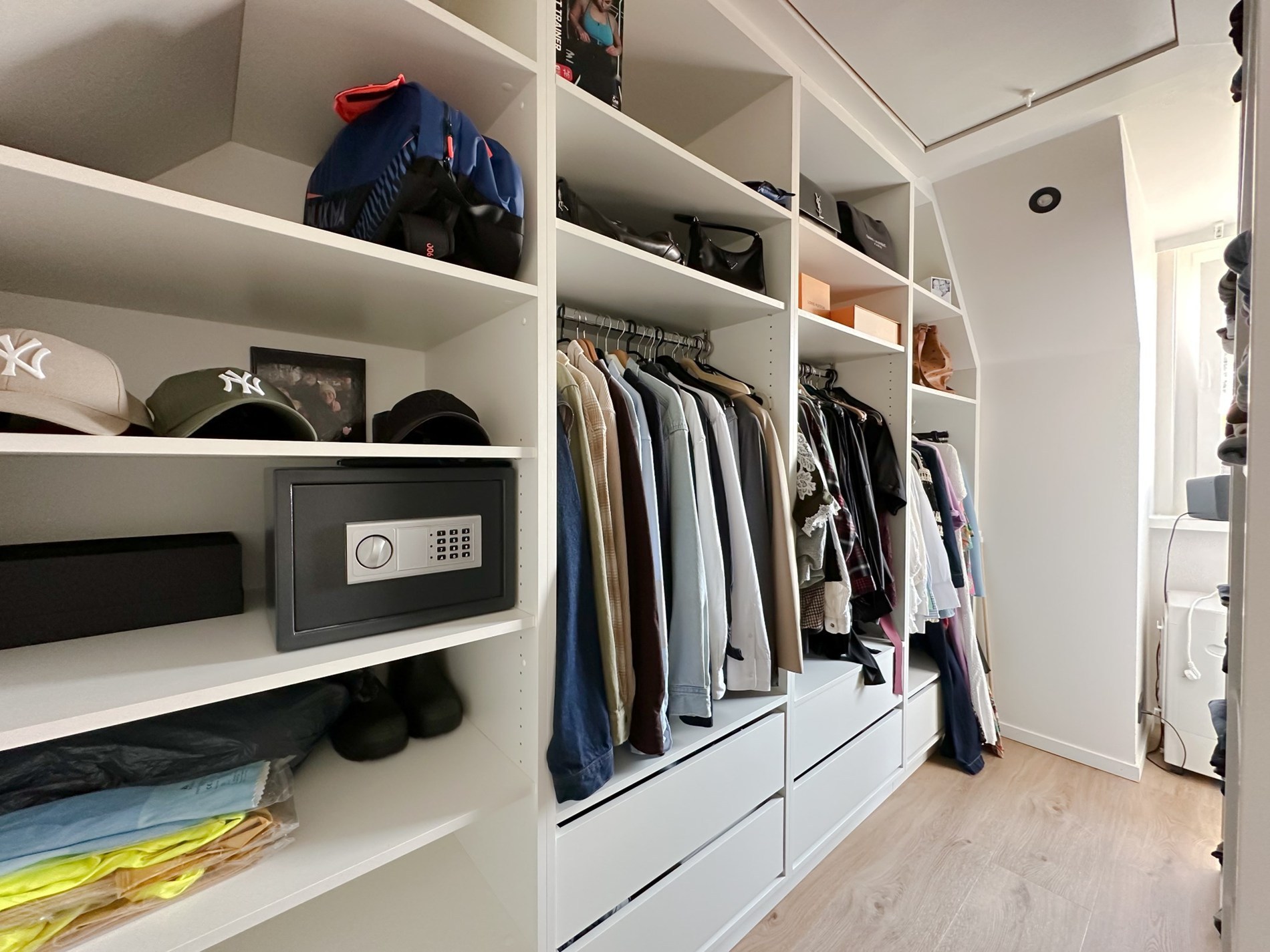 OPENDEURDAG Zaterdag 21/02 - 11u-13u (Hazelaarsdreef 7): Gezellig gerenoveerde alleenstaande villa met 3 slaapkamers en een prachtige tuin centraal gelegen in een doodlopende villawijk in Knokke. 