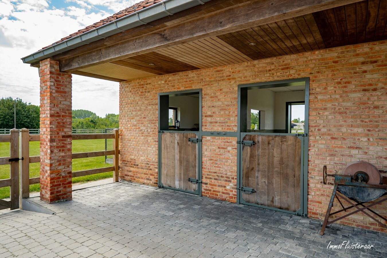 Unieke, gerenoveerde hoevewoning met paardenfaciliteiten, bijgebouwen, uitzonderlijk potentieel en zeer bereikbare ligging 