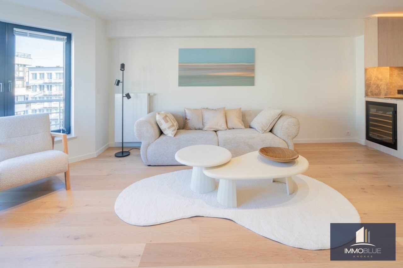 Volledig gerenoveerd, lichtrijk appartement gelegen in een kleine residentie. 