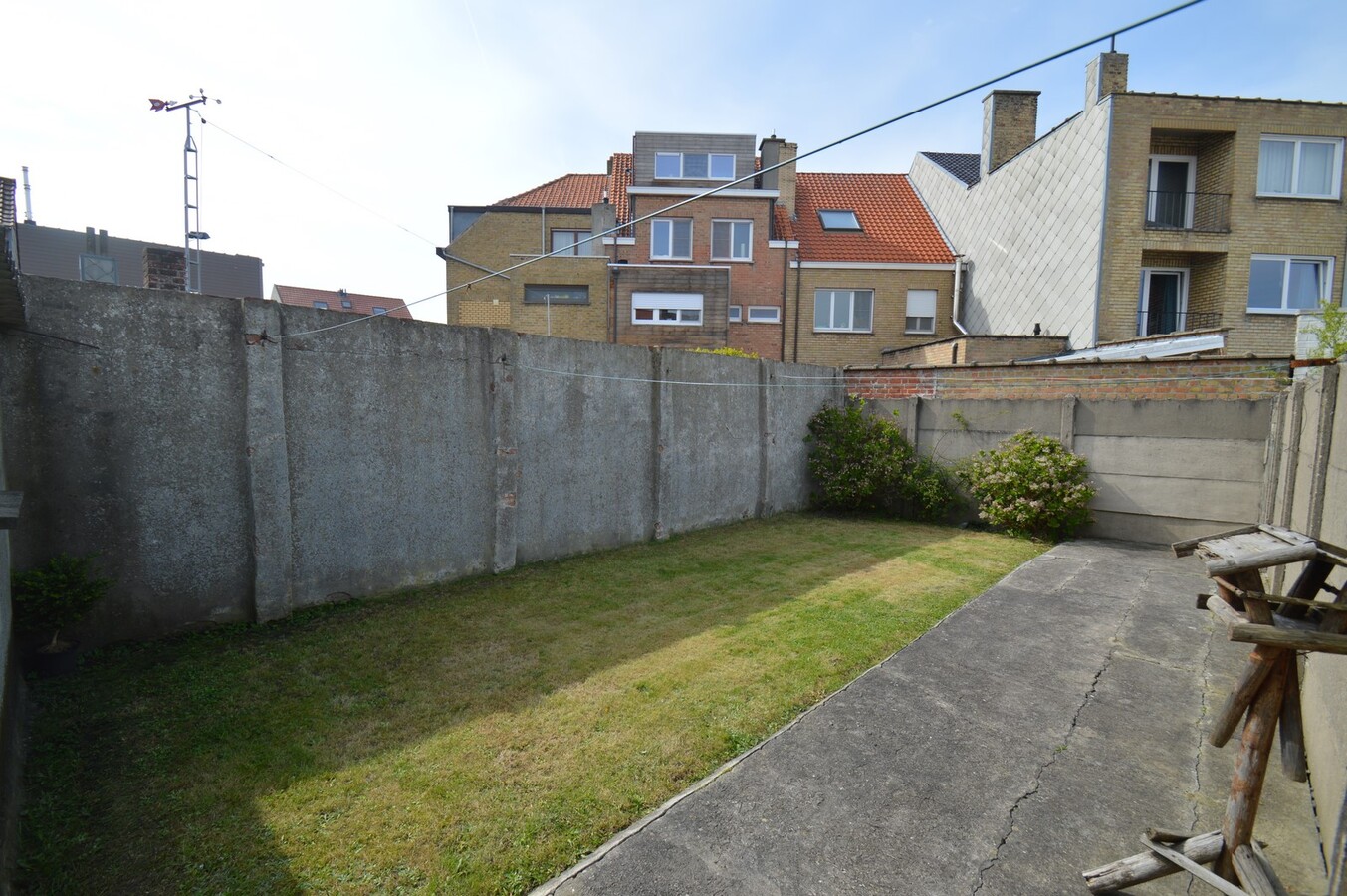 Te renoveren gezinswoning met grote zongerichte tuin - Heist 