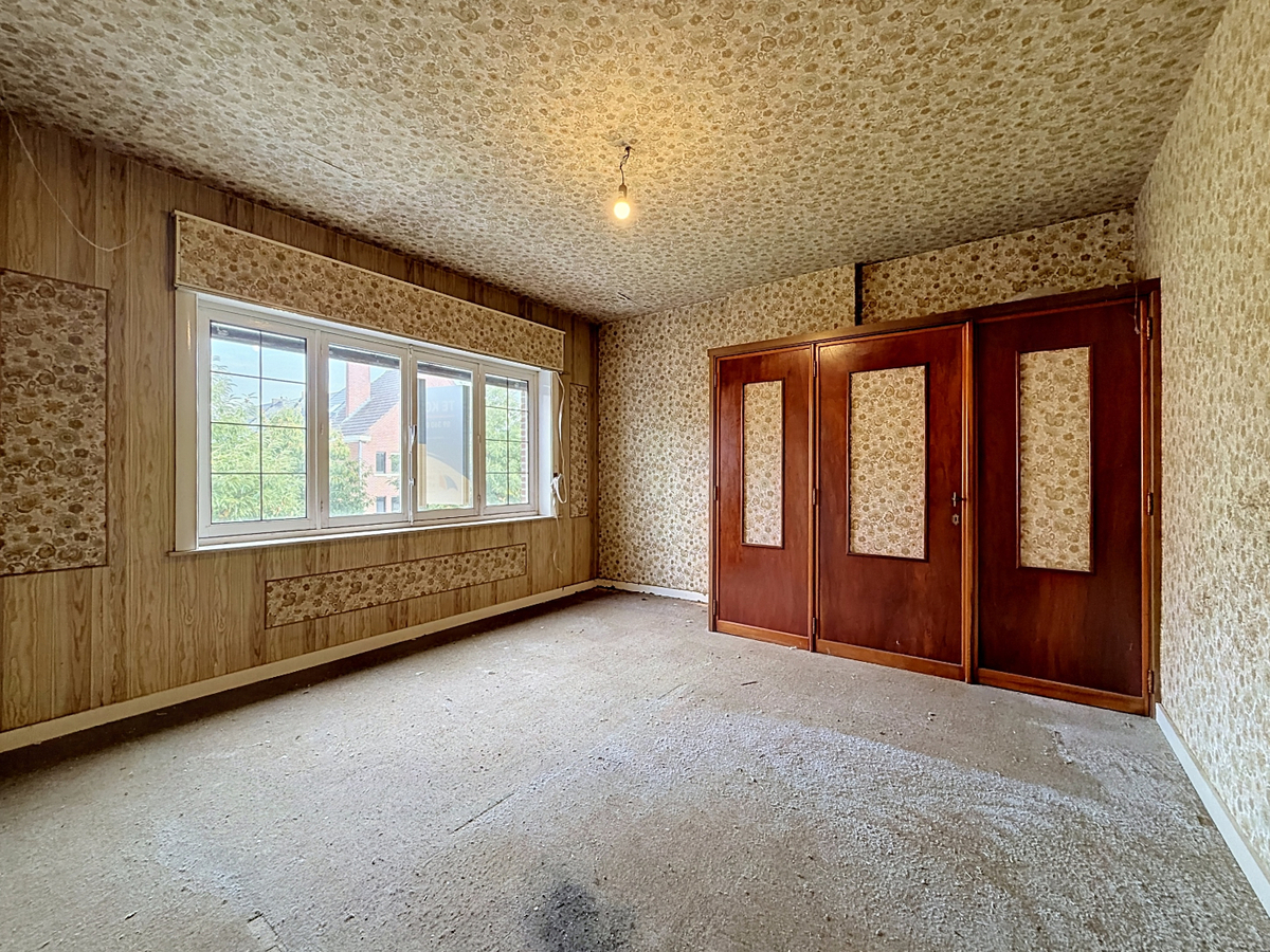 Ruime, te renoveren woning met garage en tuin te Bevegem 