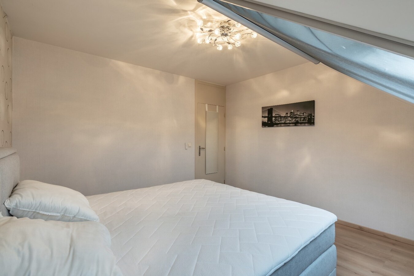 Ruim duplex appartement met 2 slaapkamers en garage. 