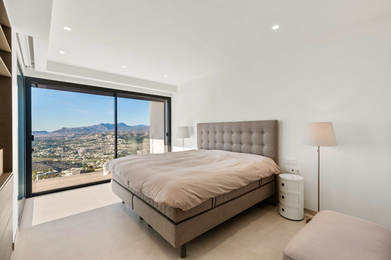 Een uitzonderlijke villa waar luxe, licht en panoramische waterzichten samenkomen. 