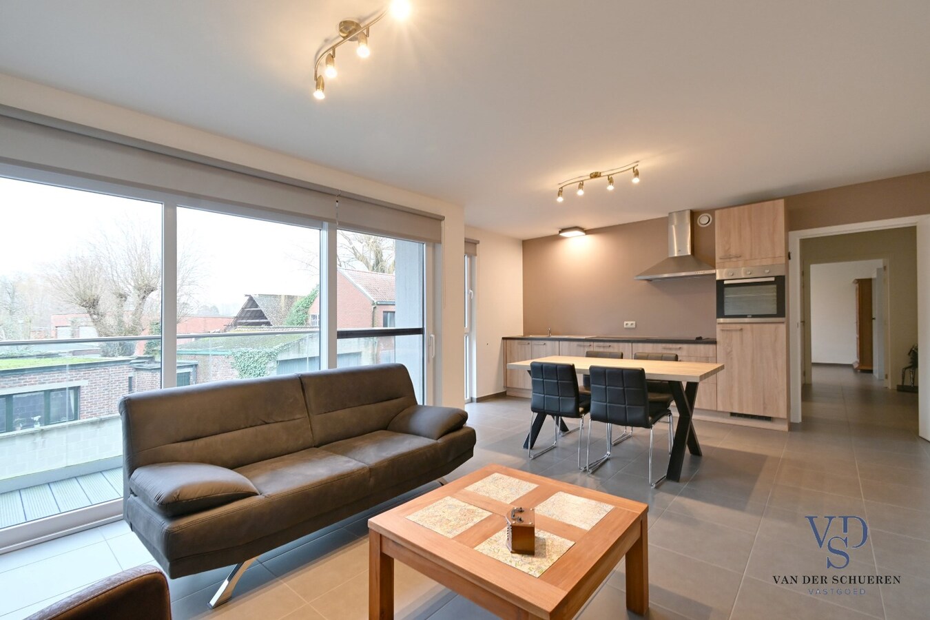 Ruime (!!) en recente assistentie-flat incl. overdekte staanplaats. 