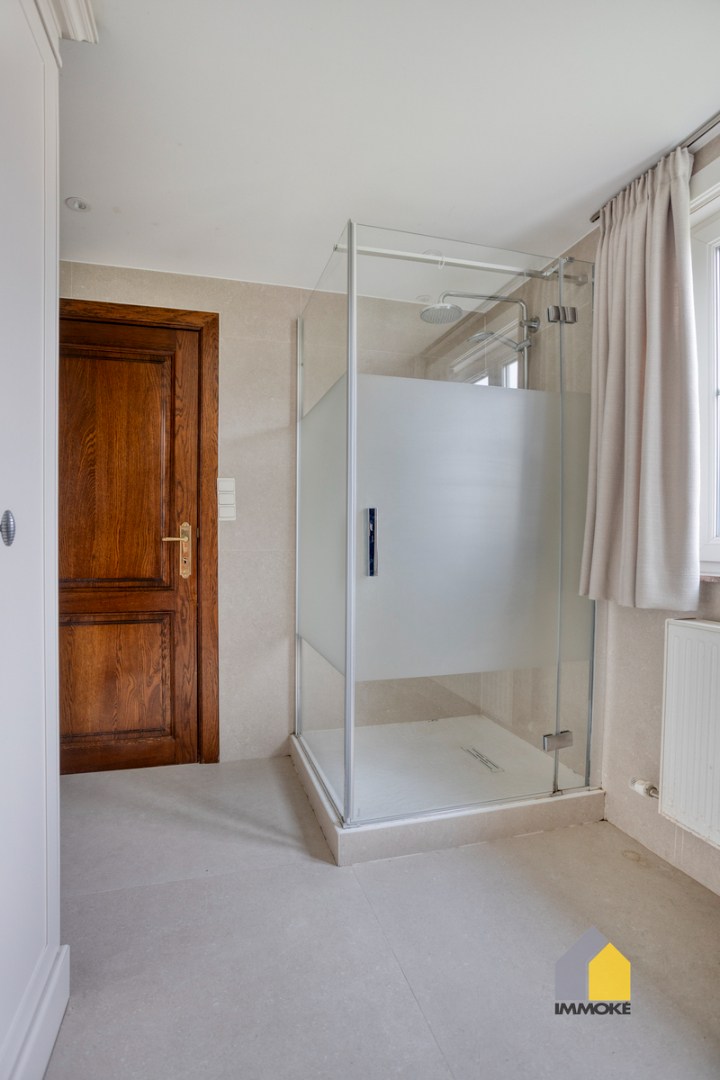 Vrijstaande, statige woning op 7 a 82 ca met 3 slpk en mooie tuin. 