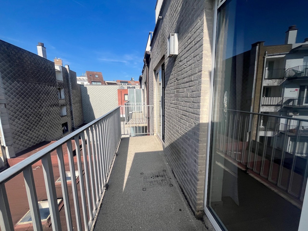 Non-meublé - Grand appartement résidentiel avec une belle vue dégagée, situé en plein centre près de l'avenue Lippens. 