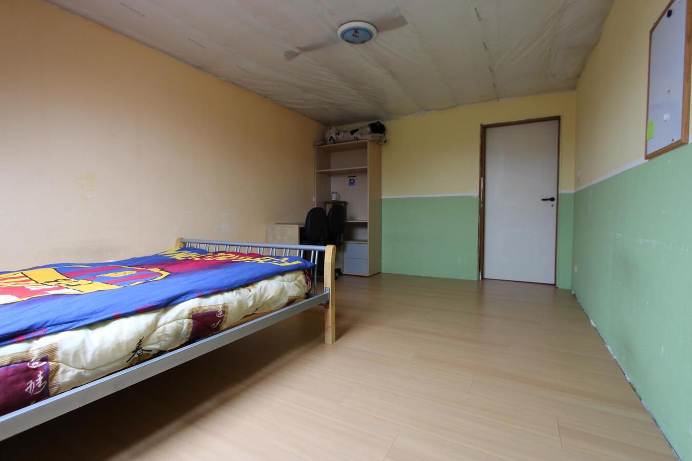 Ruime alleenstaande woning met 5 slaapkamers en garage te Koekelare 