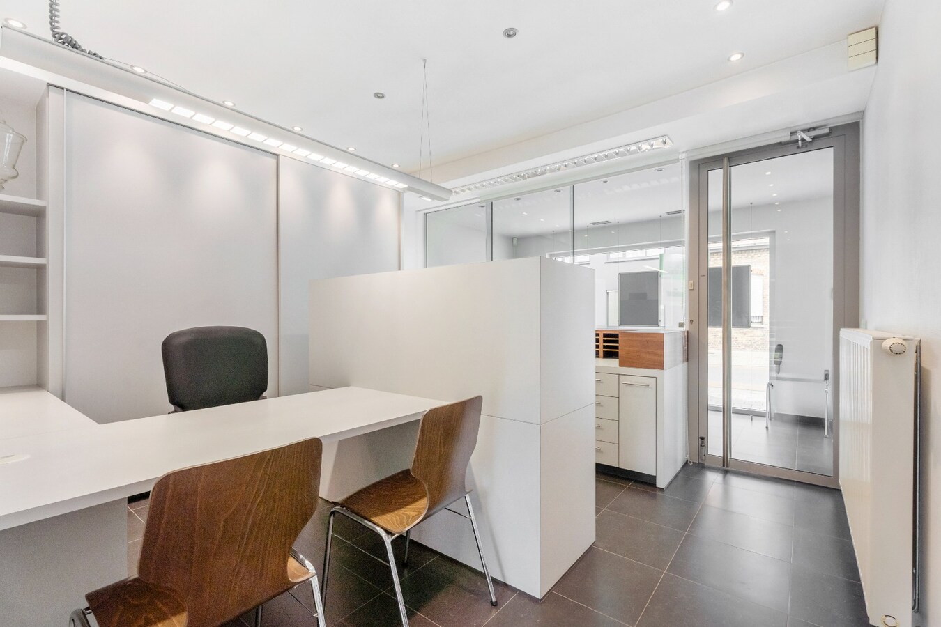 Centraal gelegen handels(woning) met garage op 369m² in Merkem! 