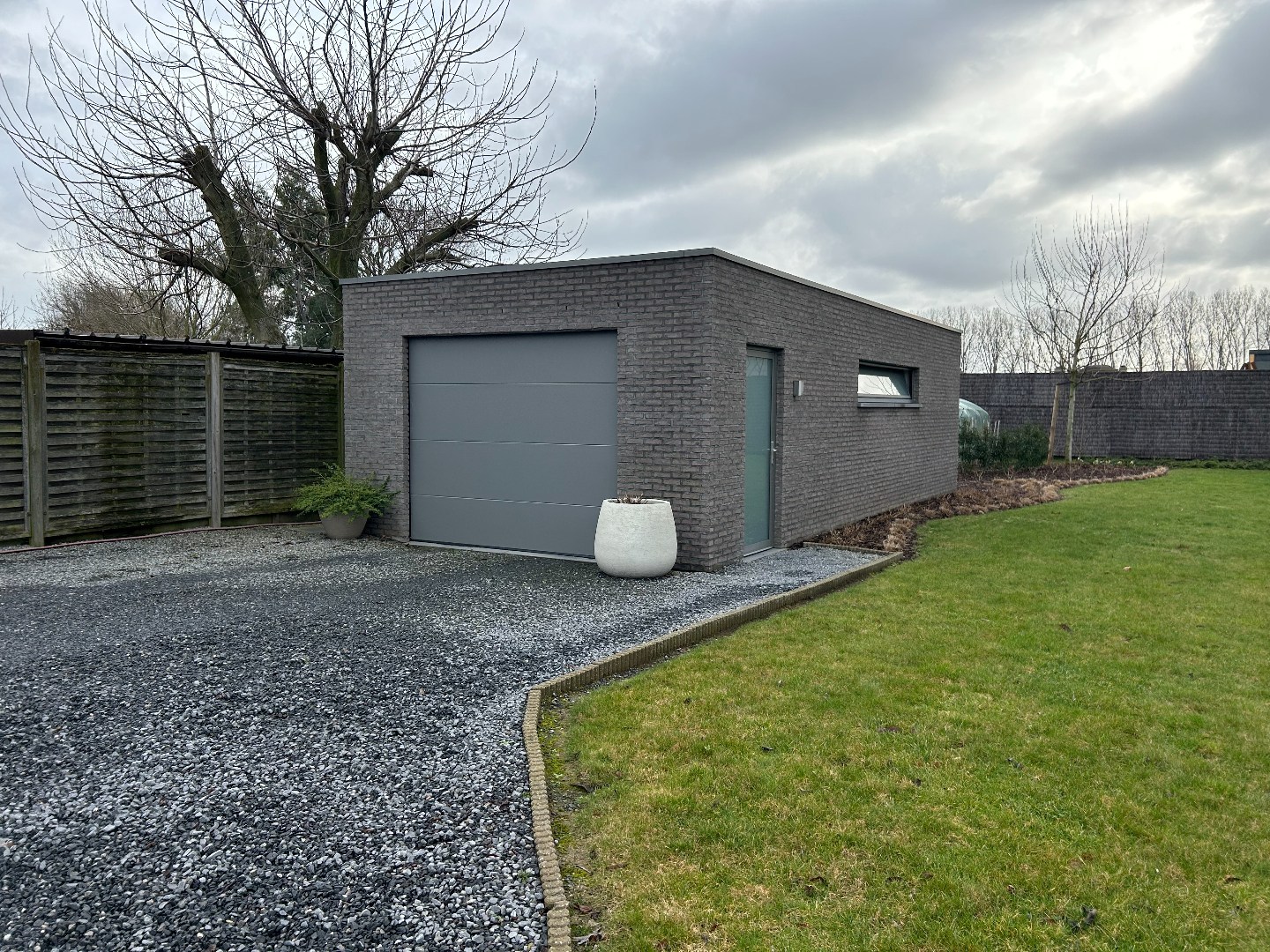 Volledig gerenoveerde woning met winkelruimte, garage en tuin op 1.280m² 