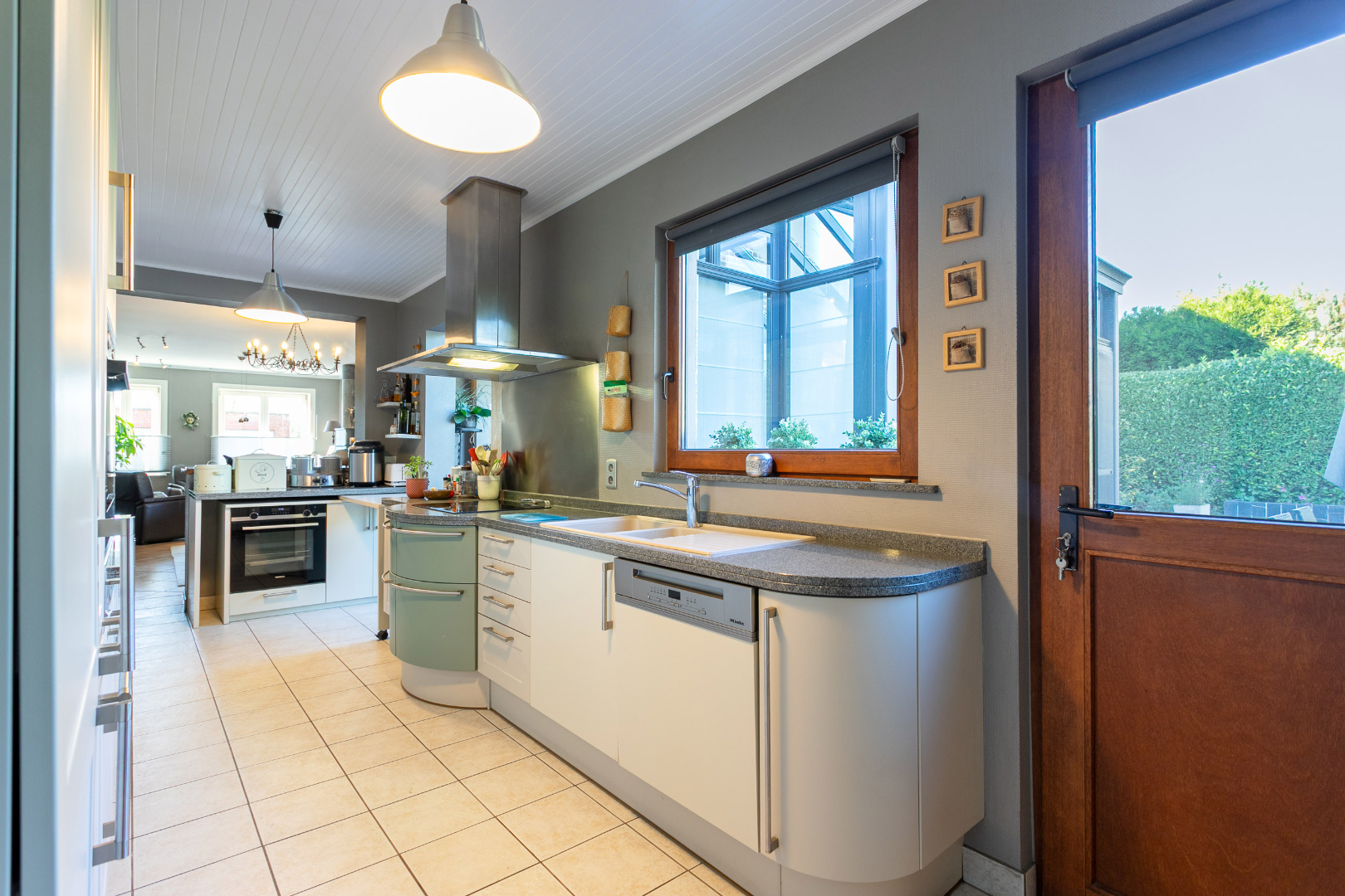 Instapklare driegevelwoning met 4 slpk te Lembeek 
