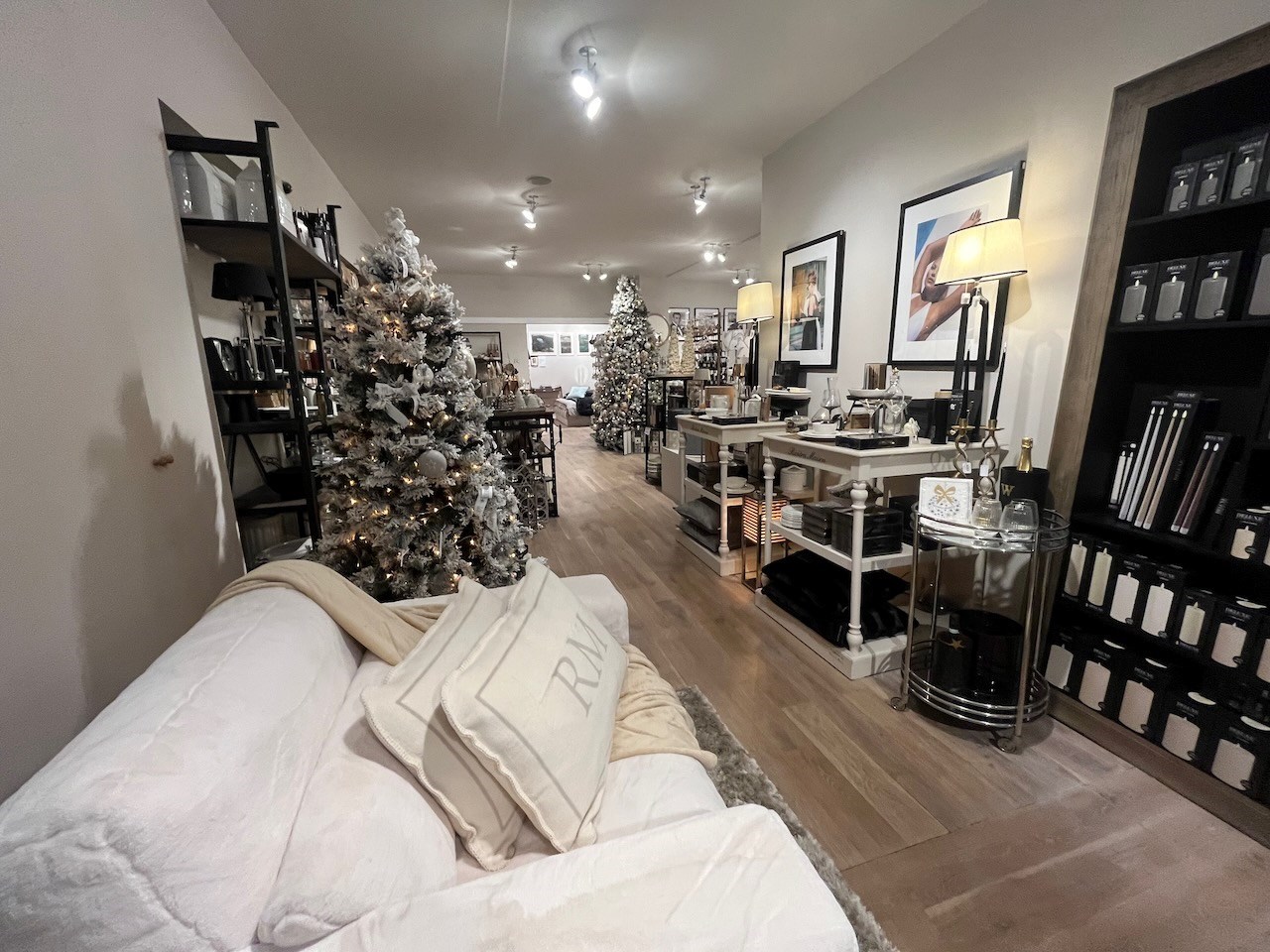 Local commercial lumineux avec une largeur de façade spacieuse (8m) et une vitrine de 22m. 