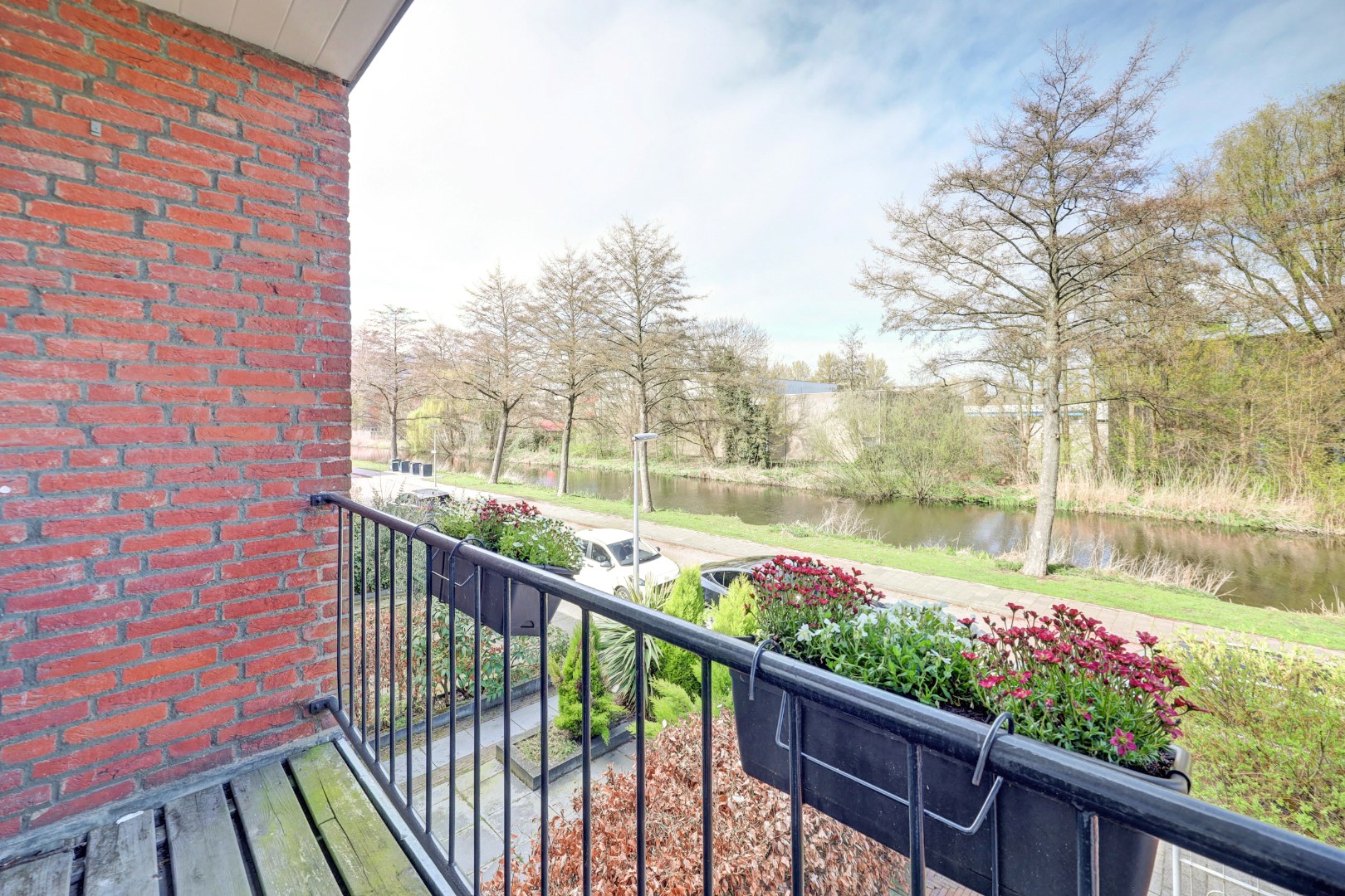 Energiezuinig (A++) en instapklaar 6-kamer gezinswoning met luxe keuken, vijf slaapkamers en zonnige tuin op het zuidoosten 