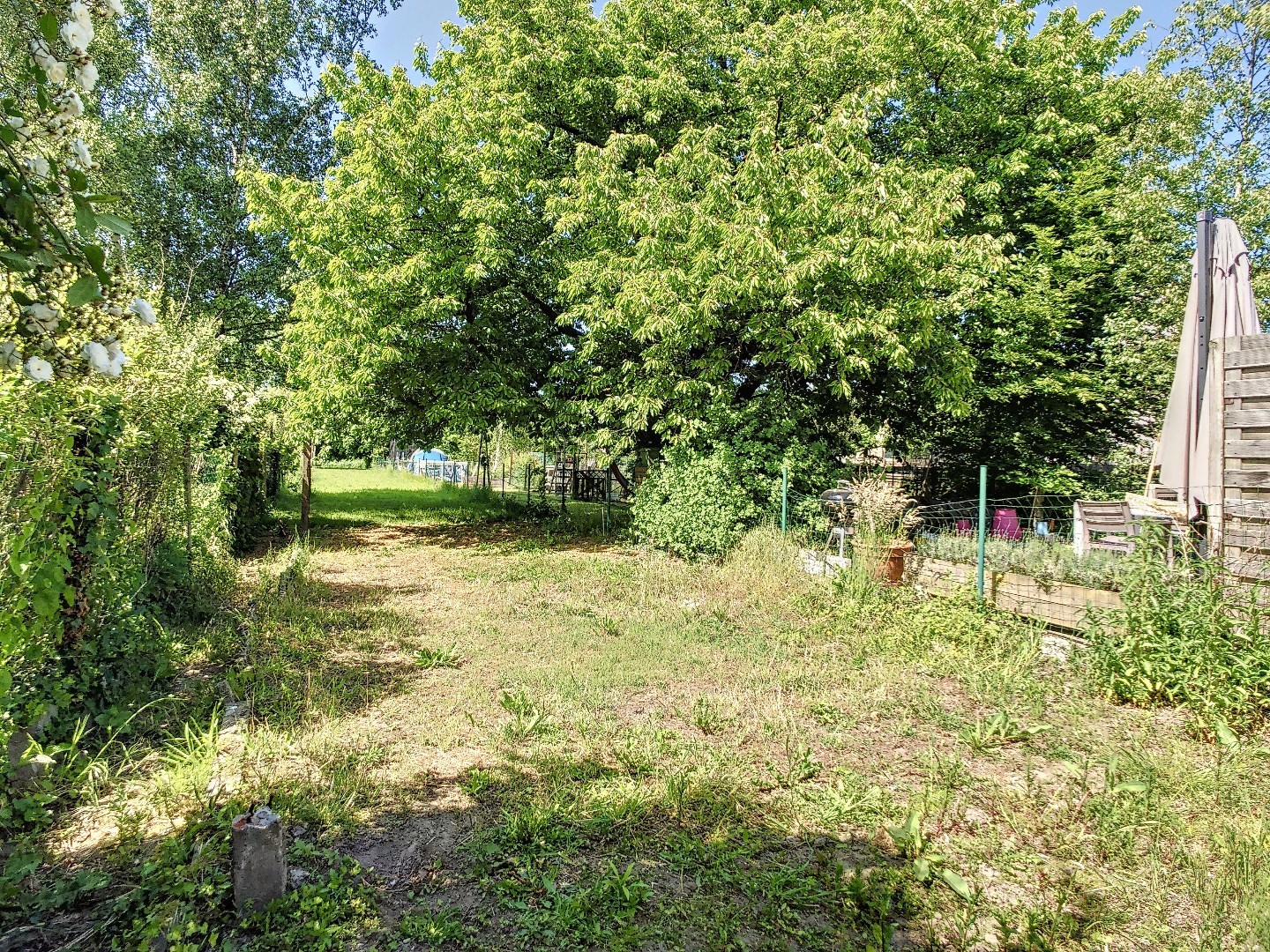 Centraal gelegen woning met twee ruime slaapkamers, zonnige tuin en droge kelder - EPC 252 kWh/m² - bewoonbare oppervlakte van 143 m² 