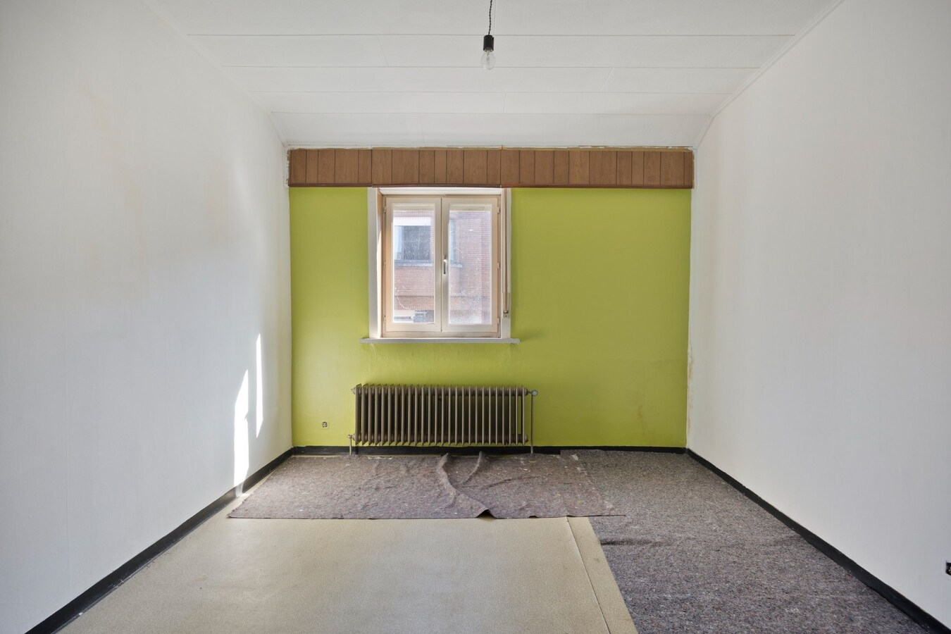 Te renoveren rijwoning met zijingang, diepe tuin en werkplaats te Duffel-West 