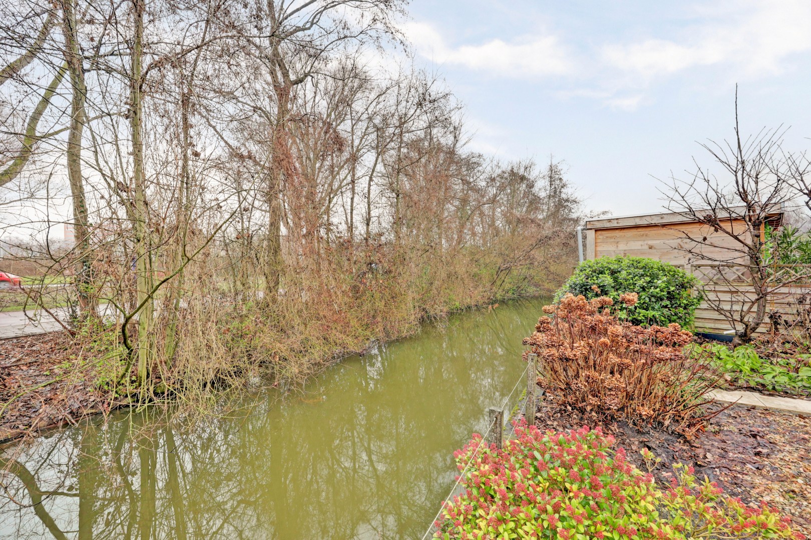 Ruime en lichte 2-onder-1-kap woning met parkeerplaats, garage, 3 slaapkamers, en zonnige tuin op het zuidwesten direct aan het water 