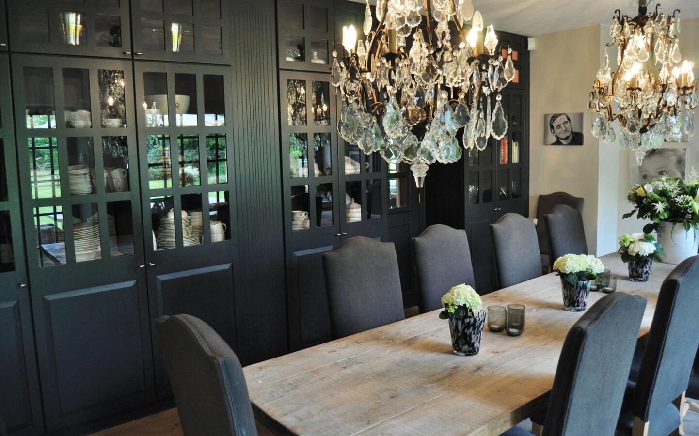 Ruime villa met stallingen en weide op 4900m² te Schoten 