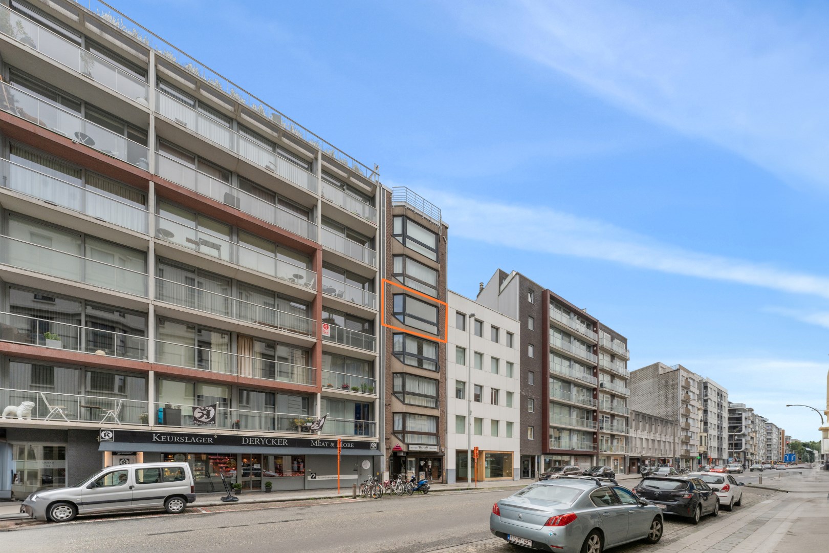 GERENOVEERD 2 SLP. APP. GELEGEN NABIJ PETIT PARIS EN LEOPOLD I PLEIN 