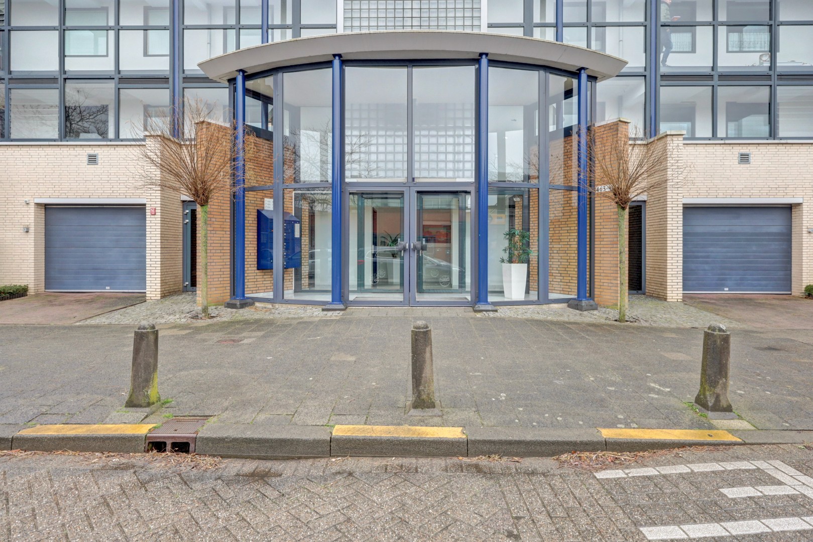 Licht en royaal 3-kamerappartement op de 2e etage met riant balkon en een garagebox in de onderbouw. 