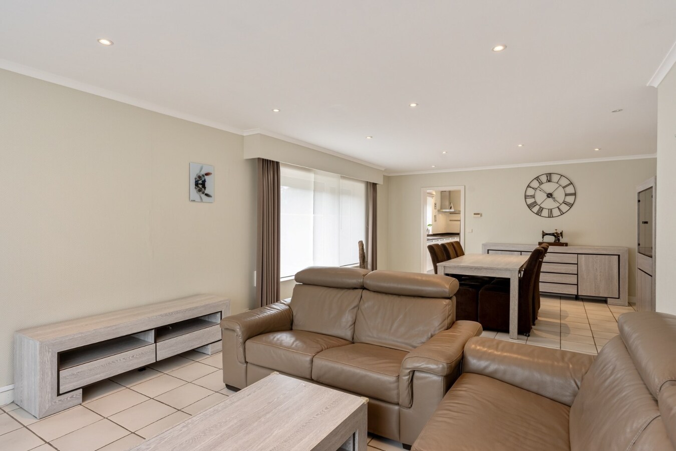 Gelijkvloers, degelijk appartement met 2 slaapkamers, ruim terras, carport en garage. 