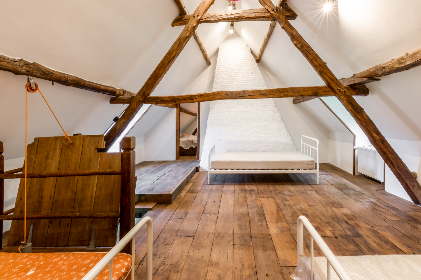 Authentieke hoeve in uitzonderlijke conditie op een perceel van 5.263 m² te Malle aangrenzend aan bosrijk gebied. 