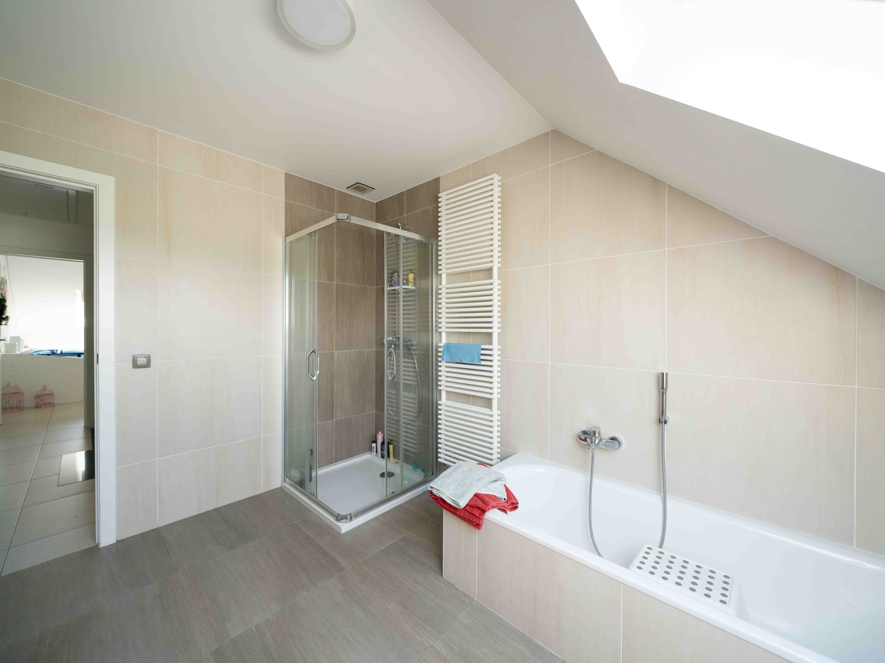 Zéér ruime en recente woning met 3 kamers en 2 badkamers 