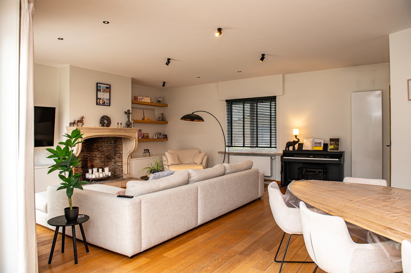 Prachtige landelijke villa met zwemvijver en paardenfaciliteiten 13.459m² 