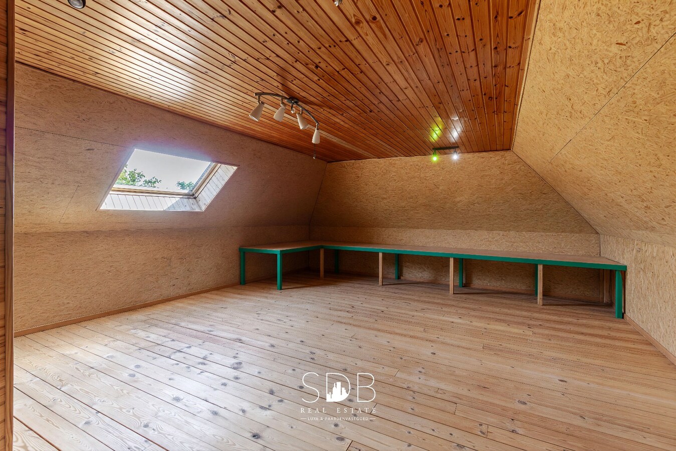 Hedendaagse villa met dubbele garage, zwembad en magazijn op 2.937m² 