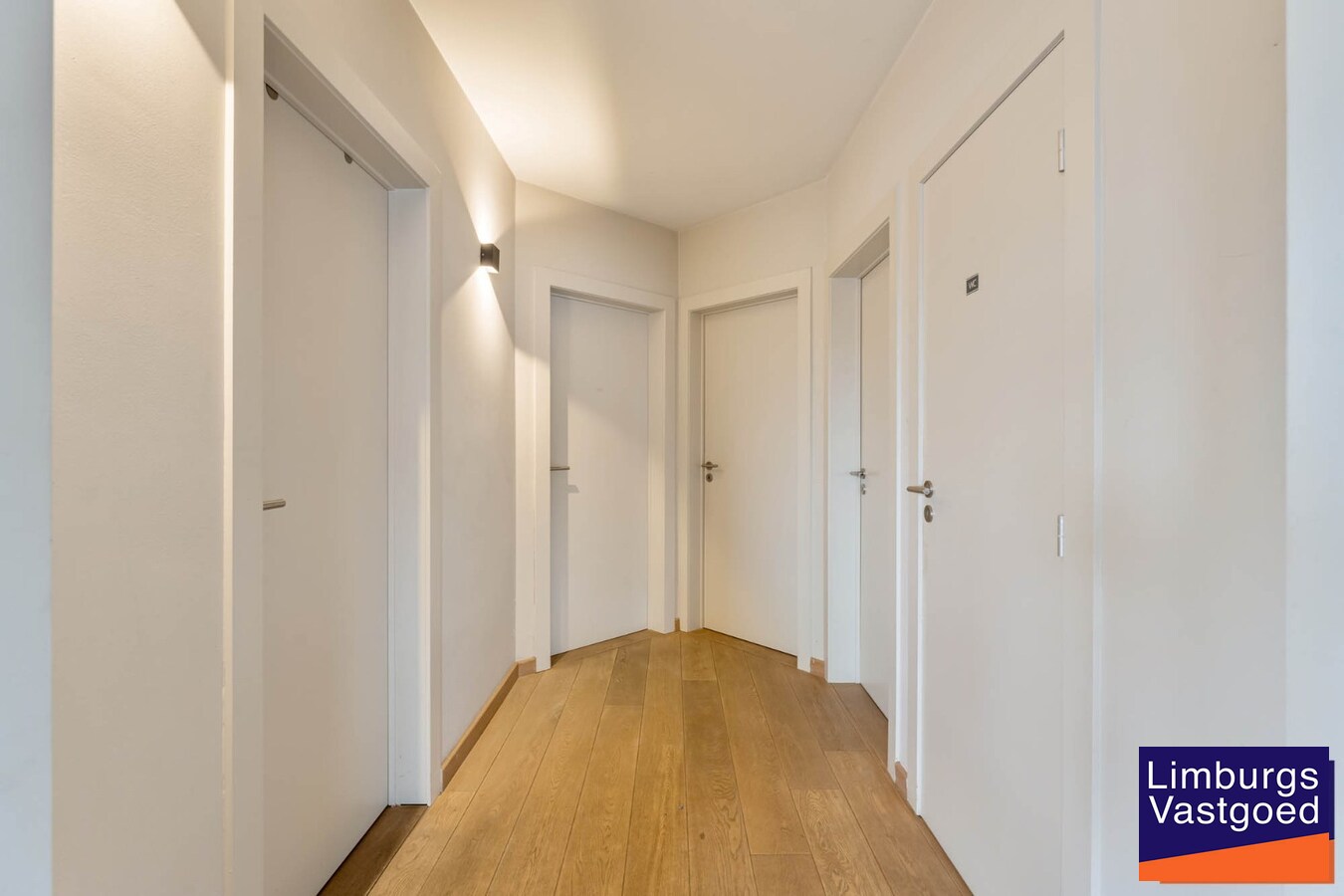 Industrieel gebouw, met woonst.1.696m², met kantoren 120m² + appartement 120m², Genk-Zuid 